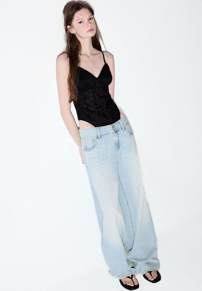 Low-Rise-Jeans mit zwei Knöpfen Low-Rise-Jeans mit zwei Knöpfen