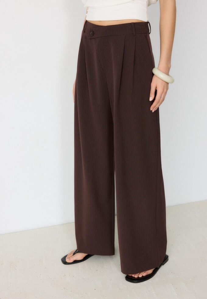 Lässige, gestreifte elegante Hose mit gekreuztem Bund