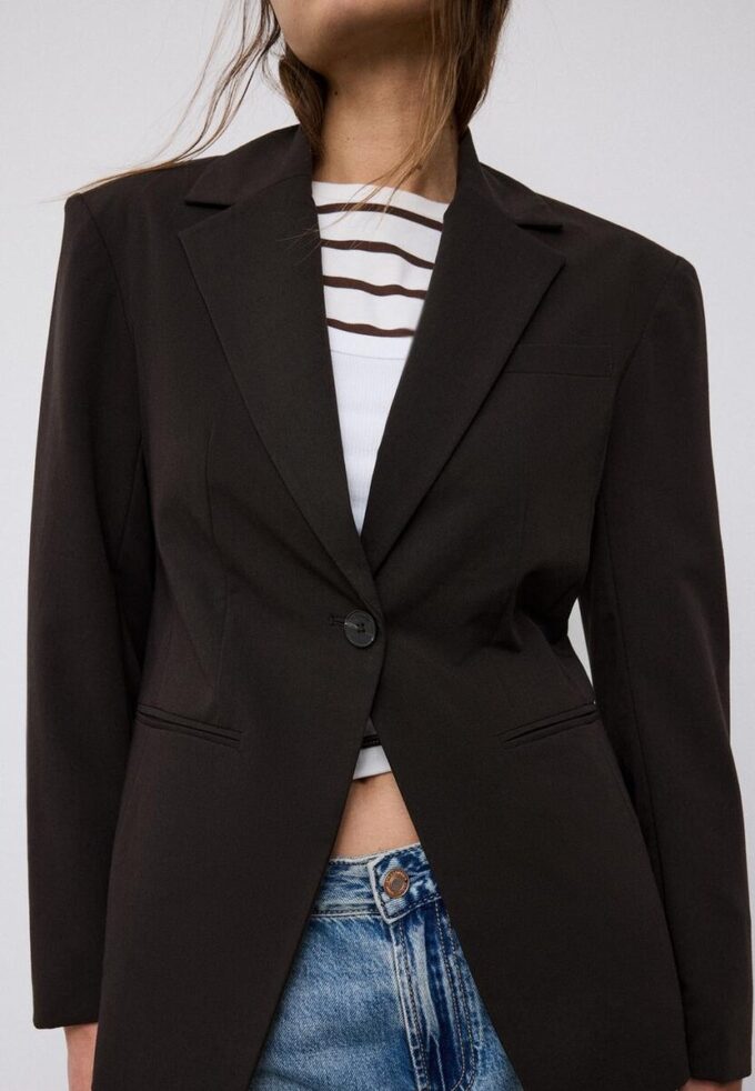 Maßgeschneiderter Blazer mit Knopfleiste Maßgeschneiderter Blazer mit Knopfleiste