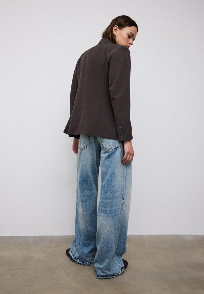 Maßgeschneiderter Blazer mit Knopfleiste Maßgeschneiderter Blazer mit Knopfleiste