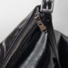 Mini-Umhängetasche mit Soft Touch-Oberfläche und Reißverschlüssen