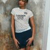 Tailliertes T-Shirt mit Spitze und grafischem Detail