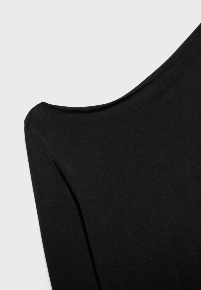 Oberteil mit asymmetrischem Ausschnitt