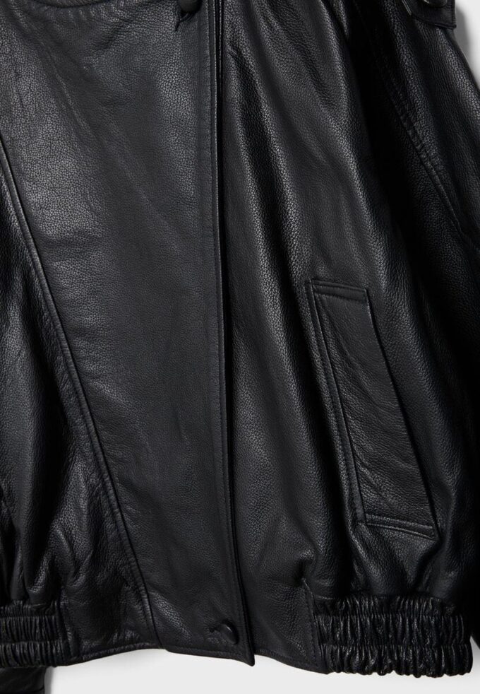 Oversize-Jacke mit Klappe aus 100 % Leder Oversize-Jacke mit Klappe aus 100 % Leder