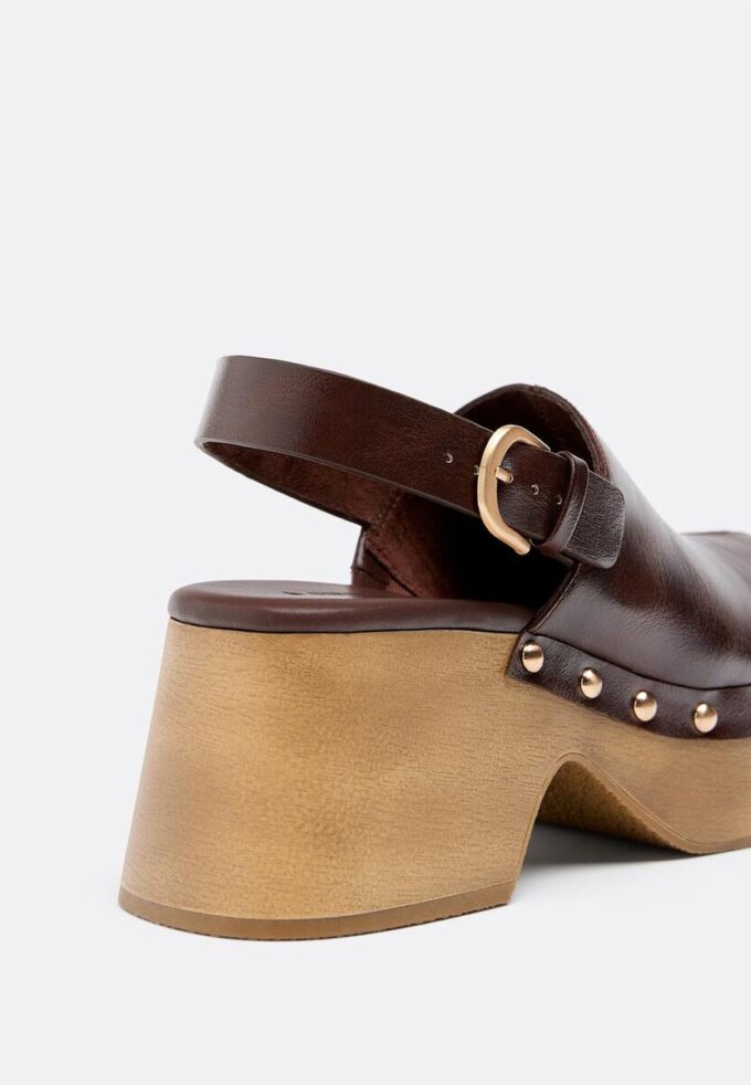 Plateau-Clogs mit Nieten