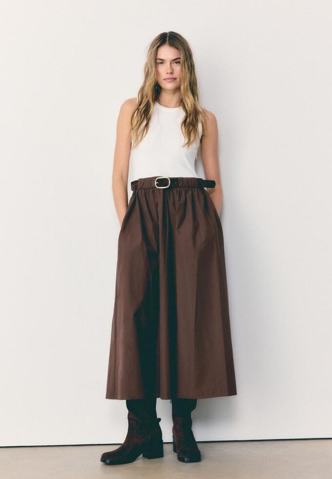 Ärmelloses Midikleid aus zwei Materialien mit Gürtel Ärmelloses Midikleid aus zwei Materialien mit Gürtel