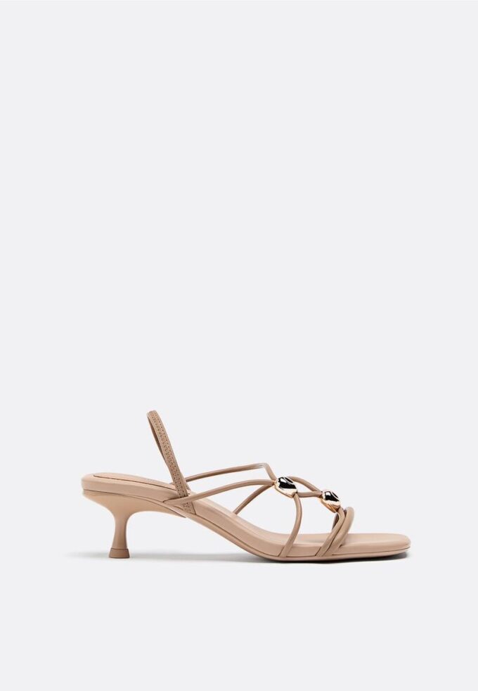 Sandaletten mit Kitten-Heel und Metall-Details Sandaletten mit Kitten-Heel und Metall-Details