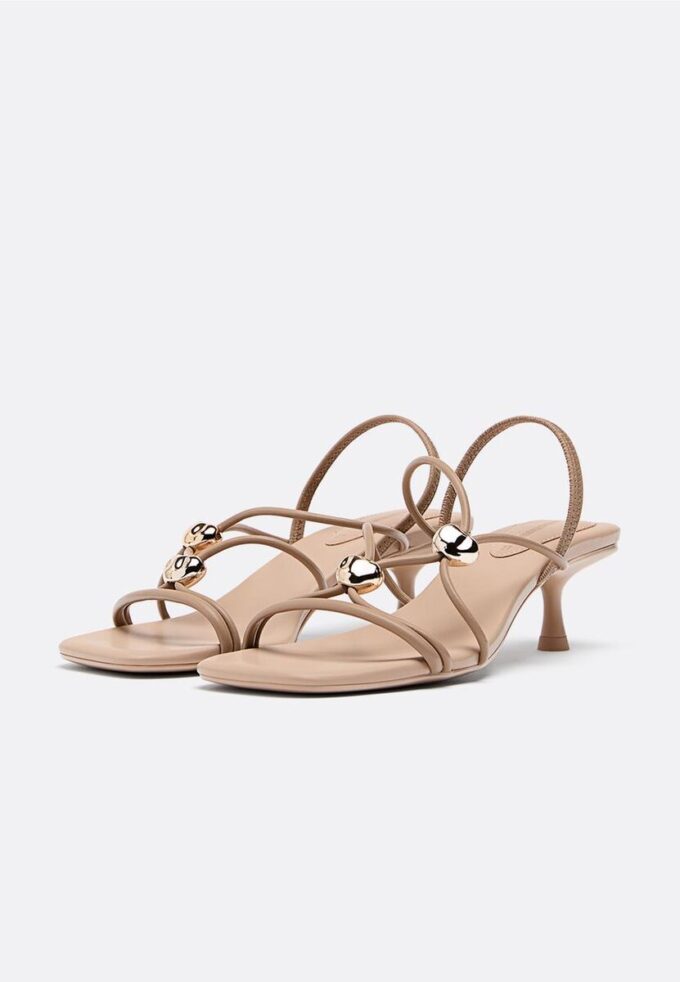 Sandaletten mit Kitten-Heel und Metall-Details Sandaletten mit Kitten-Heel und Metall-Details