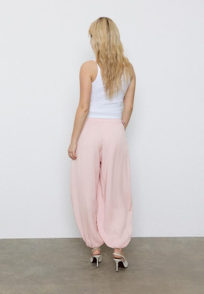 Sarouel-Hose mit Abnähern und Schnalle Sarouel-Hose mit Abnähern und Schnalle