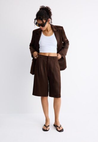 Satin-Bermudashorts mit Abnähern Satin-Bermudashorts mit Abnähern