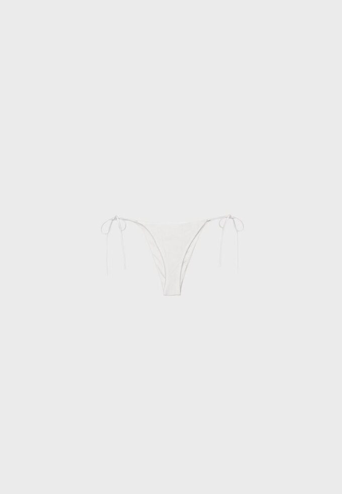 Satin-Bikini-Höschen im Brazilian-Stil Satin-Bikini-Höschen im Brazilian-Stil
