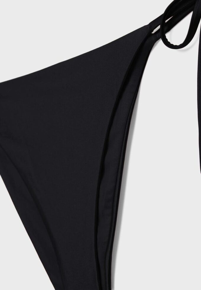 Satin-Bikini-Höschen im Brazilian-Stil Satin-Bikini-Höschen im Brazilian-Stil