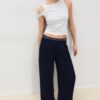 Satin-Hose mit Abnähern und Ketten-Gürtel Satin-Hose mit Abnähern und Ketten-Gürtel