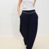 Satin-Hose mit Abnähern und Ketten-Gürtel Satin-Hose mit Abnähern und Ketten-Gürtel