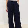 Satin-Hose mit Abnähern und Ketten-Gürtel Satin-Hose mit Abnähern und Ketten-Gürtel