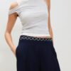 Satin-Hose mit Abnähern und Ketten-Gürtel Satin-Hose mit Abnähern und Ketten-Gürtel