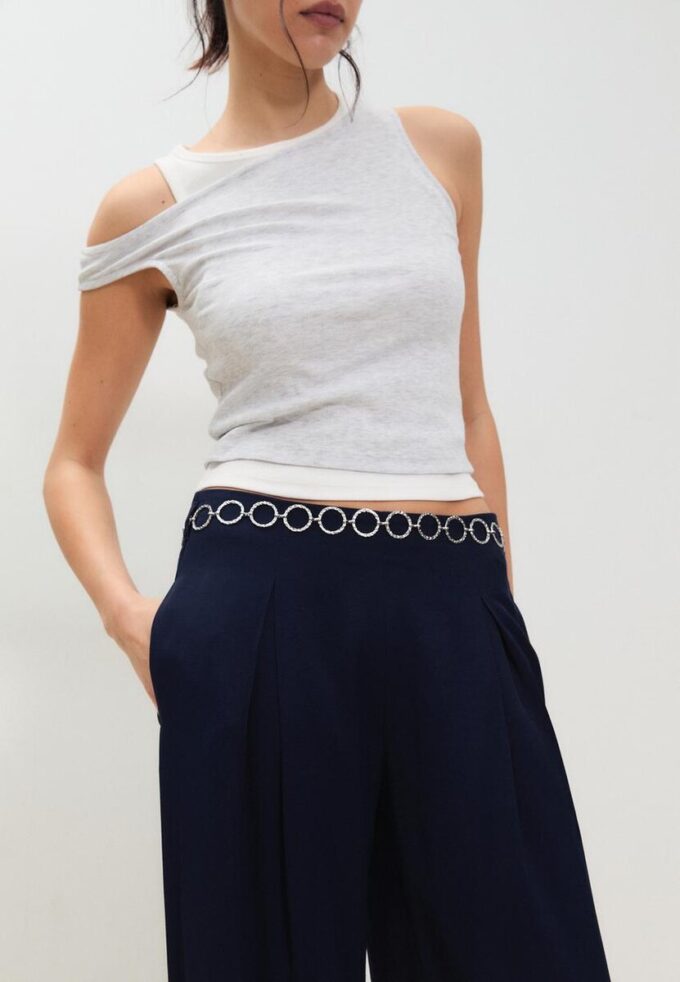 Satin-Hose mit Abnähern und Ketten-Gürtel Satin-Hose mit Abnähern und Ketten-Gürtel