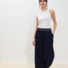 Satin-Hose mit Abnähern und Ketten-Gürtel Satin-Hose mit Abnähern und Ketten-Gürtel
