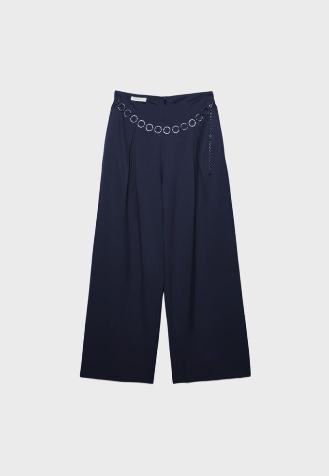 Satin-Hose mit Abnähern und Ketten-Gürtel Satin-Hose mit Abnähern und Ketten-Gürtel