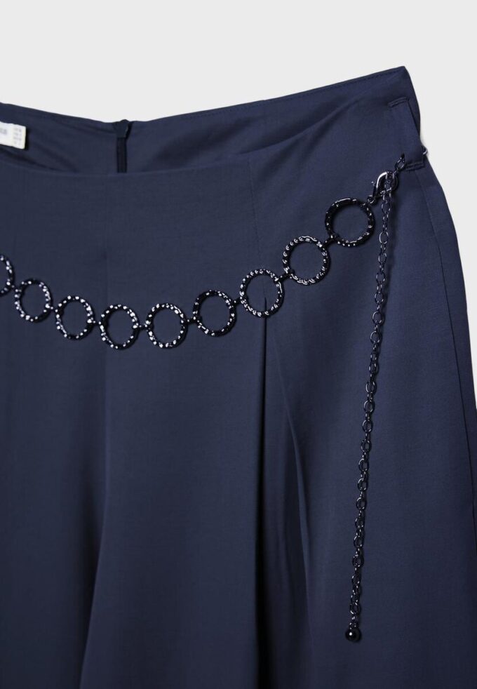 Satin-Hose mit Abnähern und Ketten-Gürtel Satin-Hose mit Abnähern und Ketten-Gürtel