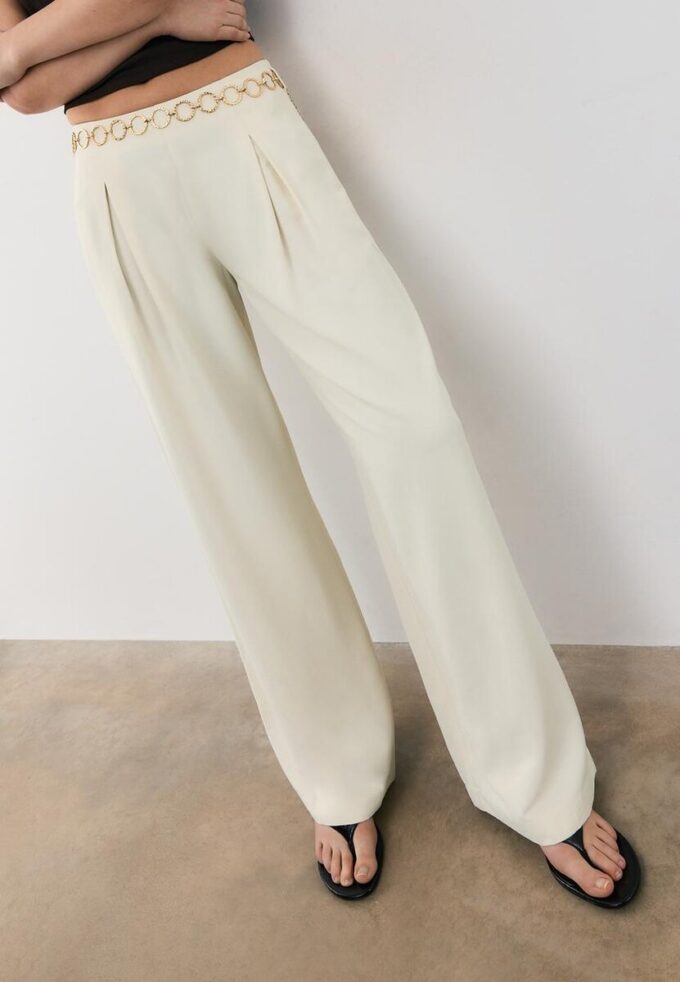 Satin-Hose mit Kettenverzierung Satin-Hose mit Kettenverzierung