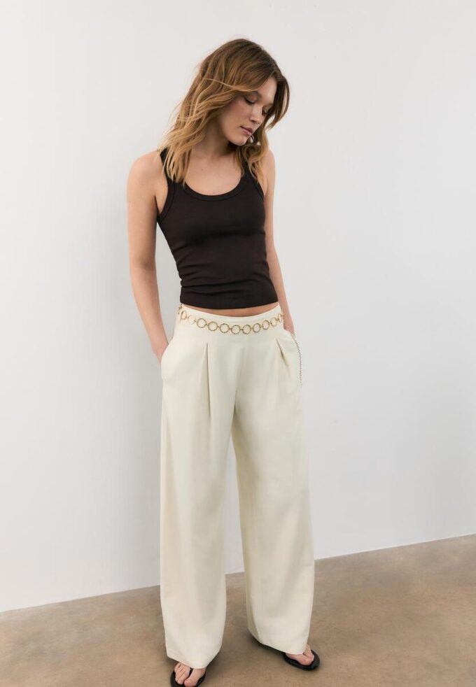 Satin-Hose mit Kettenverzierung Satin-Hose mit Kettenverzierung