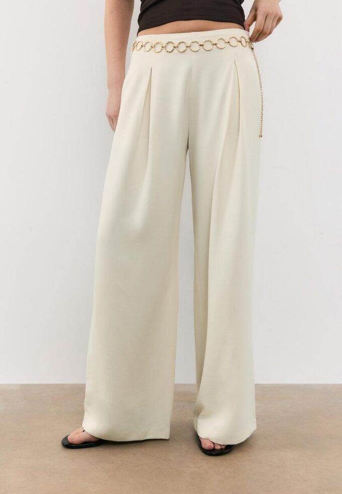 Satin-Hose mit Kettenverzierung Satin-Hose mit Kettenverzierung