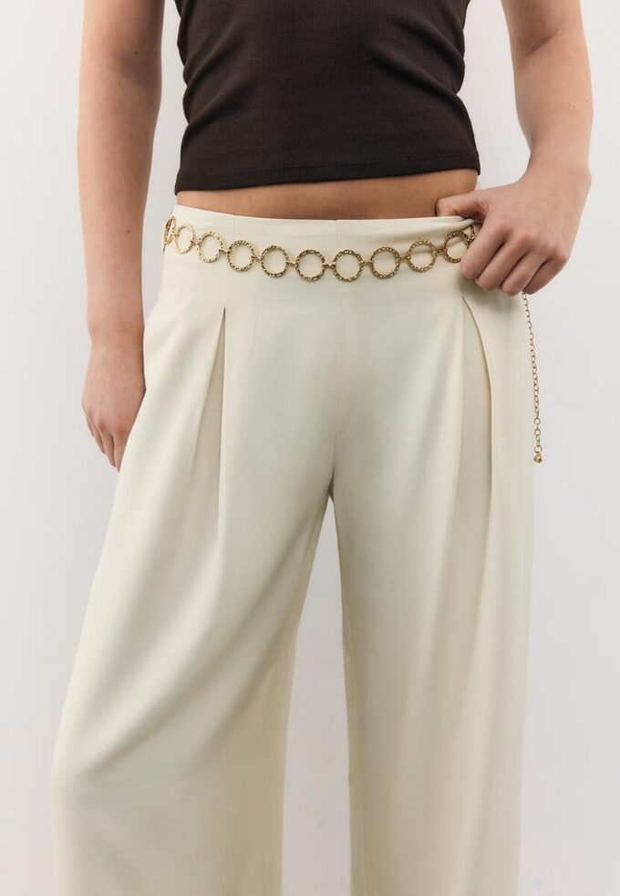 Satin-Hose mit Kettenverzierung Satin-Hose mit Kettenverzierung