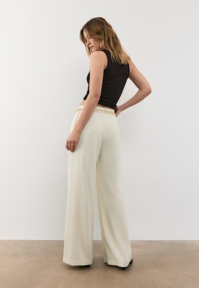Satin-Hose mit Kettenverzierung Satin-Hose mit Kettenverzierung