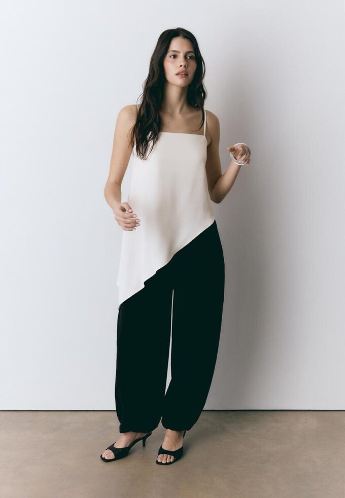 Satin-Oberteil mit asymmetrischem Saum