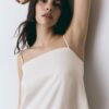 Satin-Oberteil mit asymmetrischem Saum