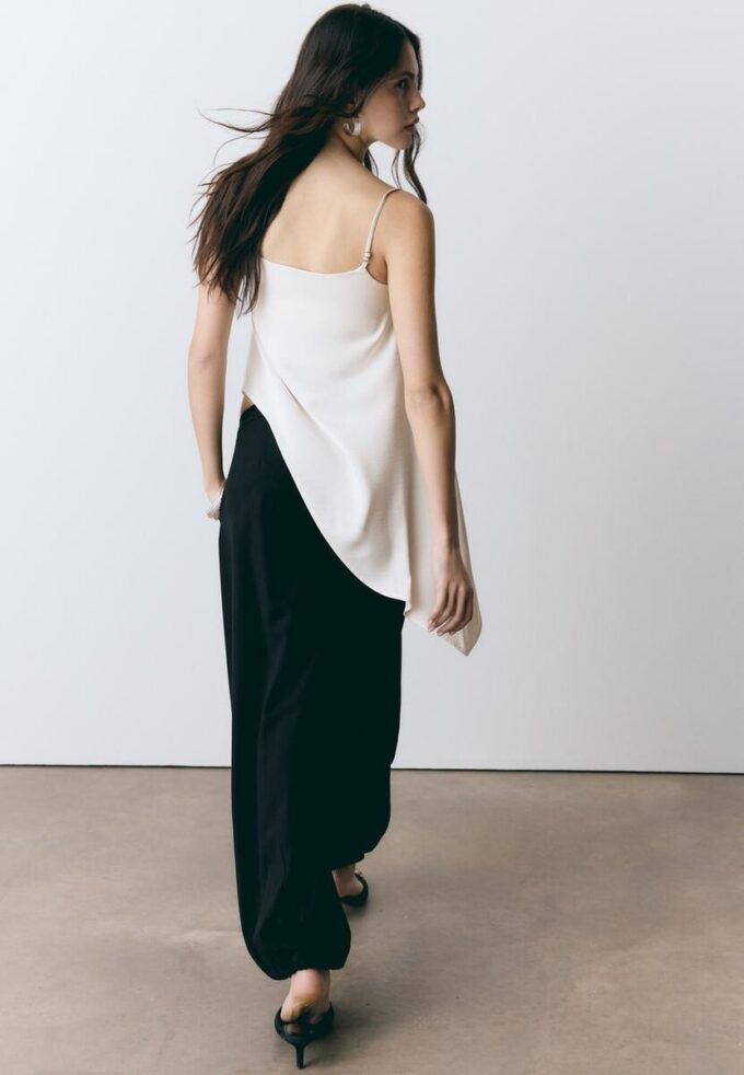 Satin-Oberteil mit asymmetrischem Saum