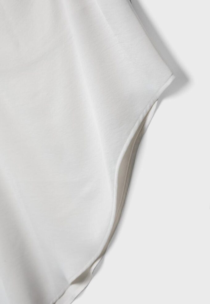 Satin-Oberteil mit asymmetrischem Saum
