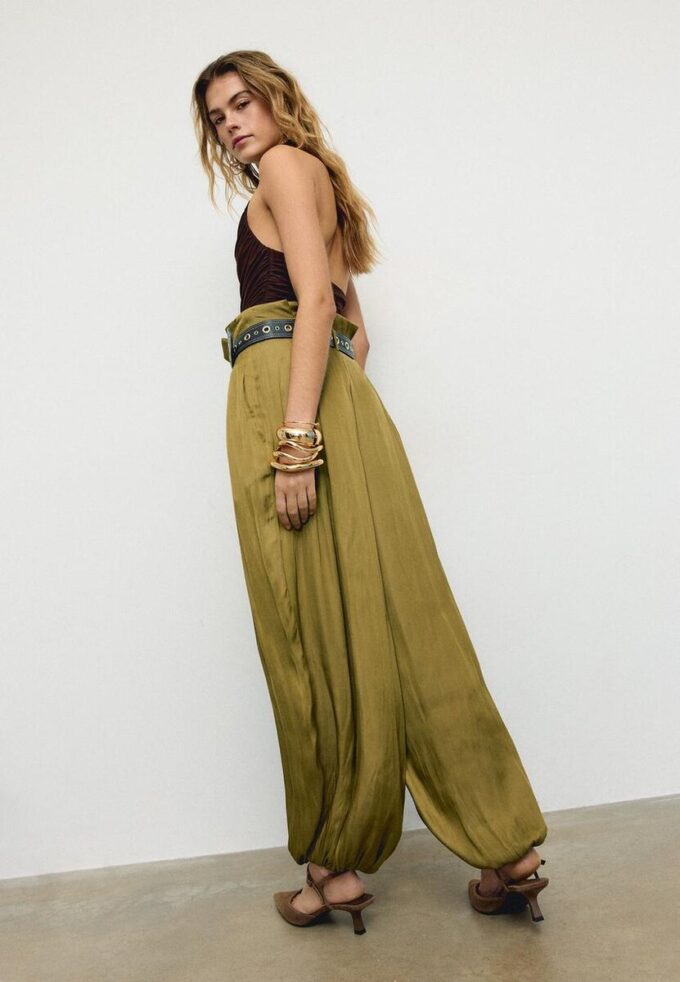 Satin-Sarouel-Hose mit Gürtel