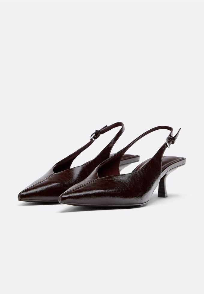 Schuhe mit V-Ausschnitt und Kitten-Absatz
