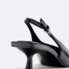 Schuhe mit V-Ausschnitt und Kitten-Absatz