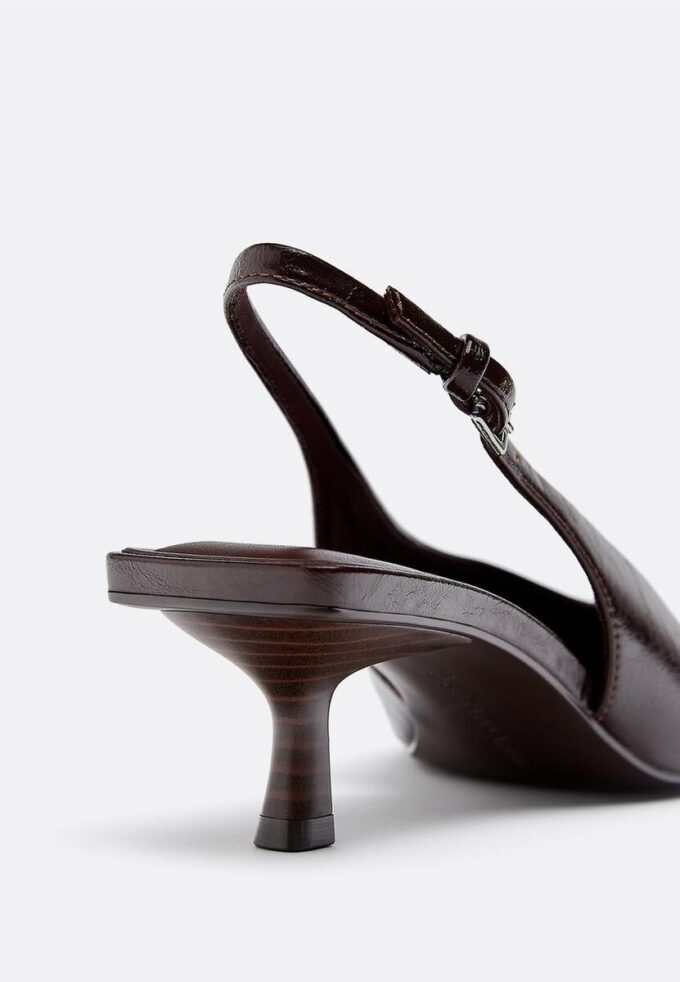 Schuhe mit V-Ausschnitt und Kitten-Absatz