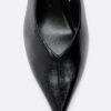 Schuhe mit V-Ausschnitt und Kitten-Absatz