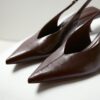 Schuhe mit V-Ausschnitt und Kitten-Absatz