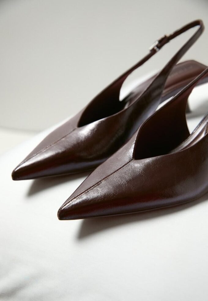 Schuhe mit V-Ausschnitt und Kitten-Absatz