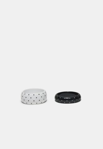 Set mit 2 gepunkteten Armbändern