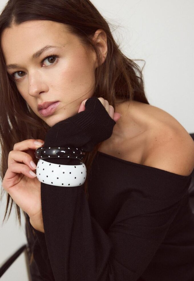 Set mit 2 gepunkteten Armbändern