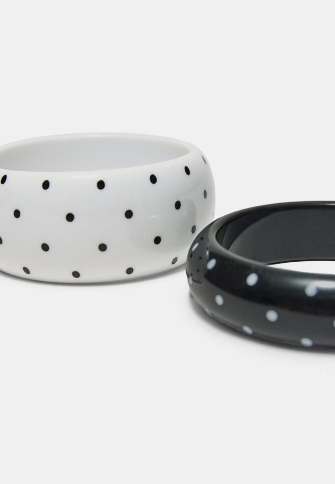Set mit 2 gepunkteten Armbändern