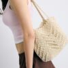 Shopper-Tasche aus Häkelstoff mit Metallfäden