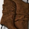 Slouchy Leder-Stiefel mit Kitten-Heel