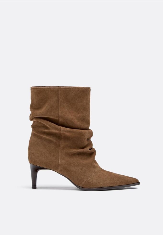 Slouchy Stiefeletten aus Leder mit Absatz