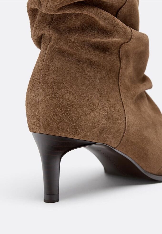 Slouchy Stiefeletten aus Leder mit Absatz