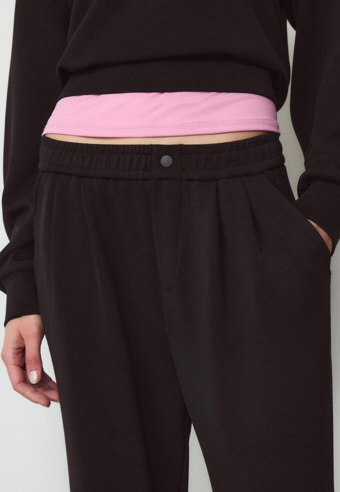 Soft Touch-Hose mit Abnähern Soft Touch-Hose mit Abnähern