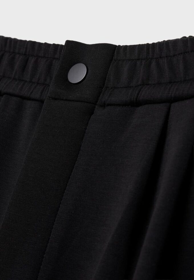 Soft Touch-Hose mit Abnähern Soft Touch-Hose mit Abnähern