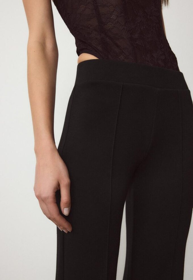 Soft Touch-Hose mit Schlag und Nahtdetail vorne